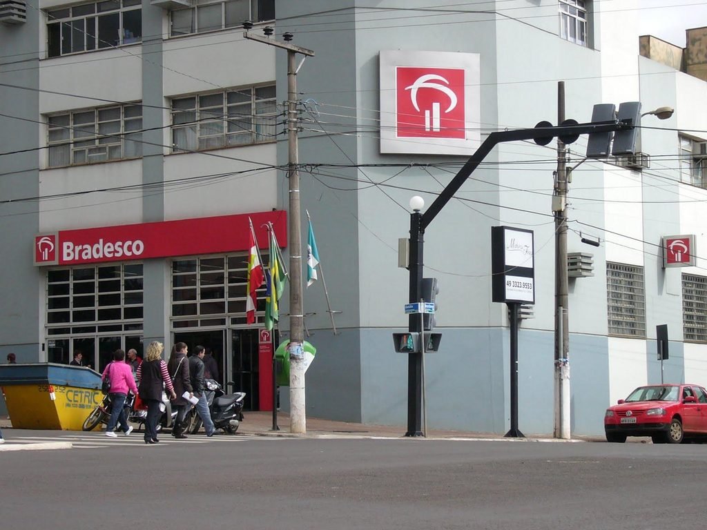 O Bradesco afirma que aproximadamente 98% das transações de seus clientes já são realizadas por canais digitais.