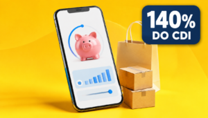 Cofrinho digital no celular ao lado de caixas de compras