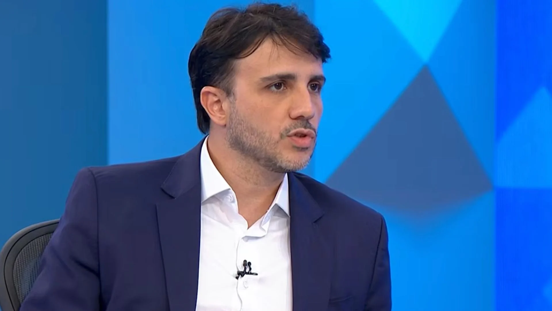 “Se o Brasil quiser ser uma das 5 maiores nações do mundo, vai ter que discutir ter bombas atômicas”, declarou Renan Santos no "Jornal Nacional"; na imagem, o candidato na TV Globo.