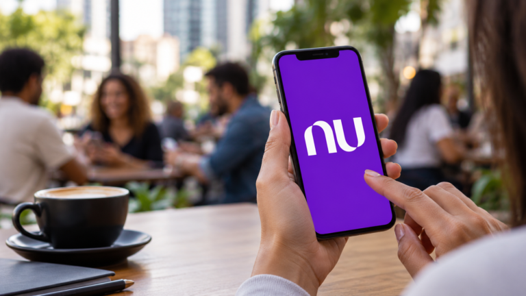 Pessoa acessa o Nubank pelo celular; instituição lidera entre os bancos privados em número de clientes