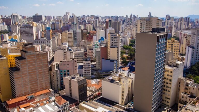 Vista aérea de São Paulo representando a atividade econômica brasileira
