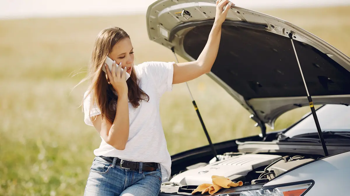 Motorista solicita assistência ao lado de carro com problema